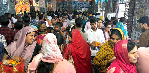 खुर्जा के श्रीनव दुर्गा शक्ति मंदिर में मां महागौरी के स्वरूप में सजी माता की मूर्ति। संवाद खुर्जा के श्रीनव दुर्गा शक्ति मंदिर में मां महागौरी के स्वरूप में सजी माता की मूर्ति। संवाद