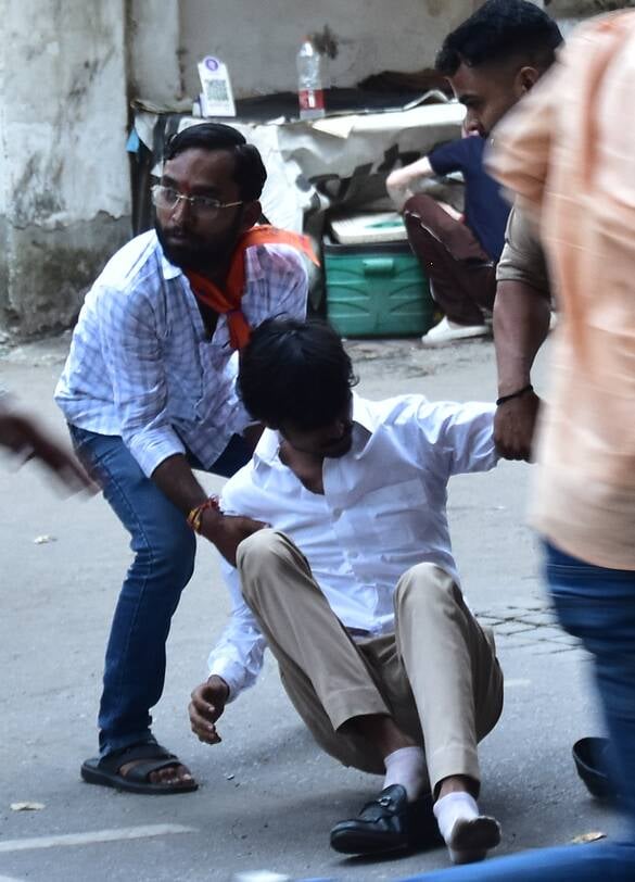 लविवि में प्रदर्शन करते एबीवीपी के कार्यकर्ता