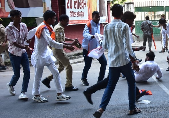 लविवि में प्रदर्शन करते एबीवीपी के कार्यकर्ता