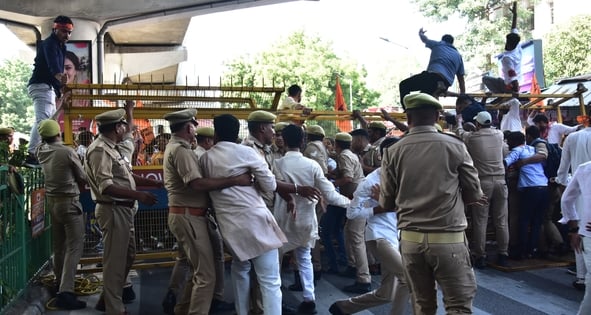 लविवि में प्रदर्शन करते एबीवीपी के कार्यकर्ता
