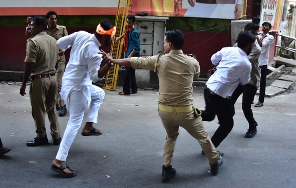 लविवि में प्रदर्शन करते एबीवीपी के कार्यकर्ता