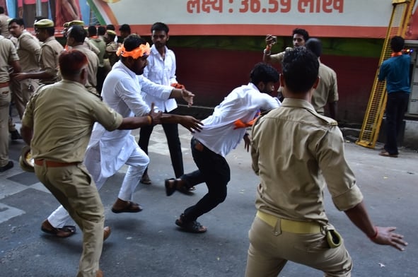 लविवि में प्रदर्शन करते एबीवीपी के कार्यकर्ता