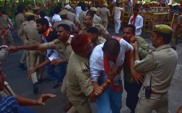 लविवि में प्रदर्शन करते एबीवीपी के कार्यकर्ता