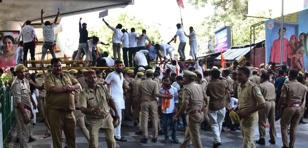 लविवि में प्रदर्शन करते एबीवीपी के कार्यकर्ता
