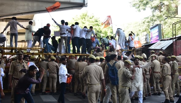 लविवि में प्रदर्शन करते एबीवीपी के कार्यकर्ता