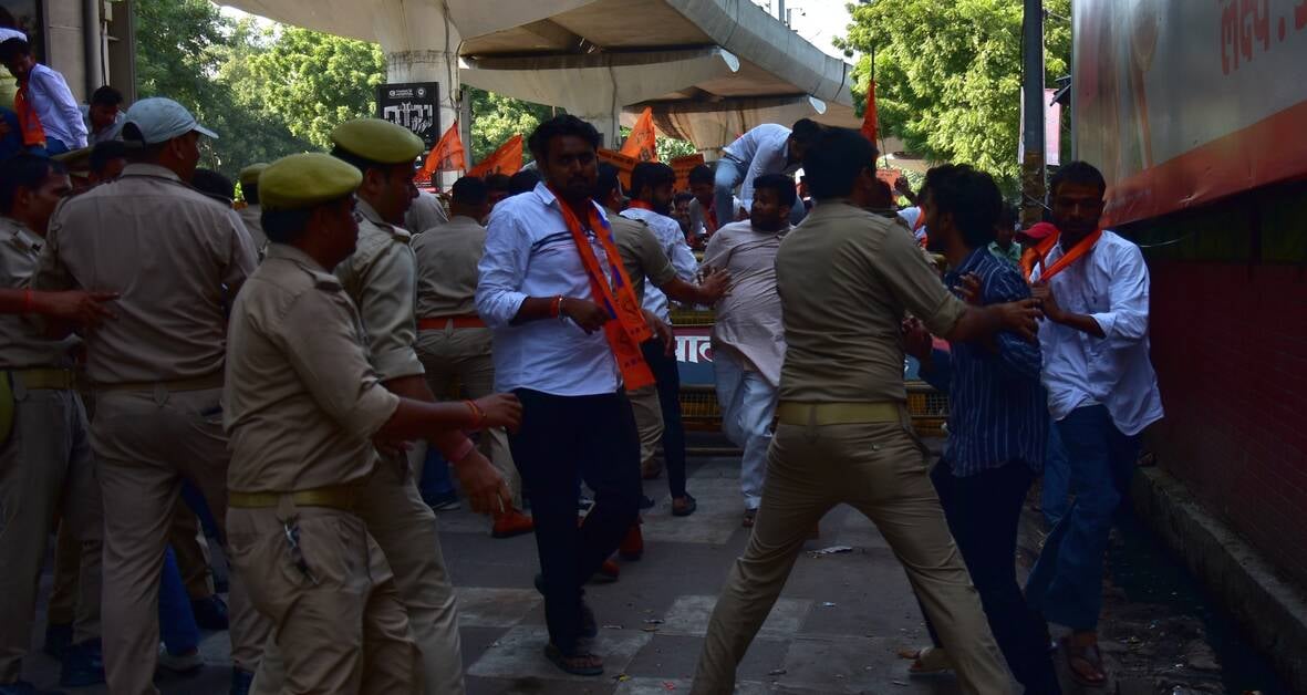 लविवि में प्रदर्शन करते एबीवीपी के कार्यकर्ता