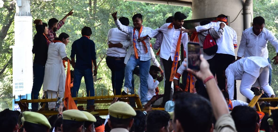 लविवि में प्रदर्शन करते एबीवीपी के कार्यकर्ता