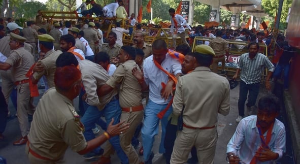 लविवि में प्रदर्शन करते एबीवीपी के कार्यकर्ता