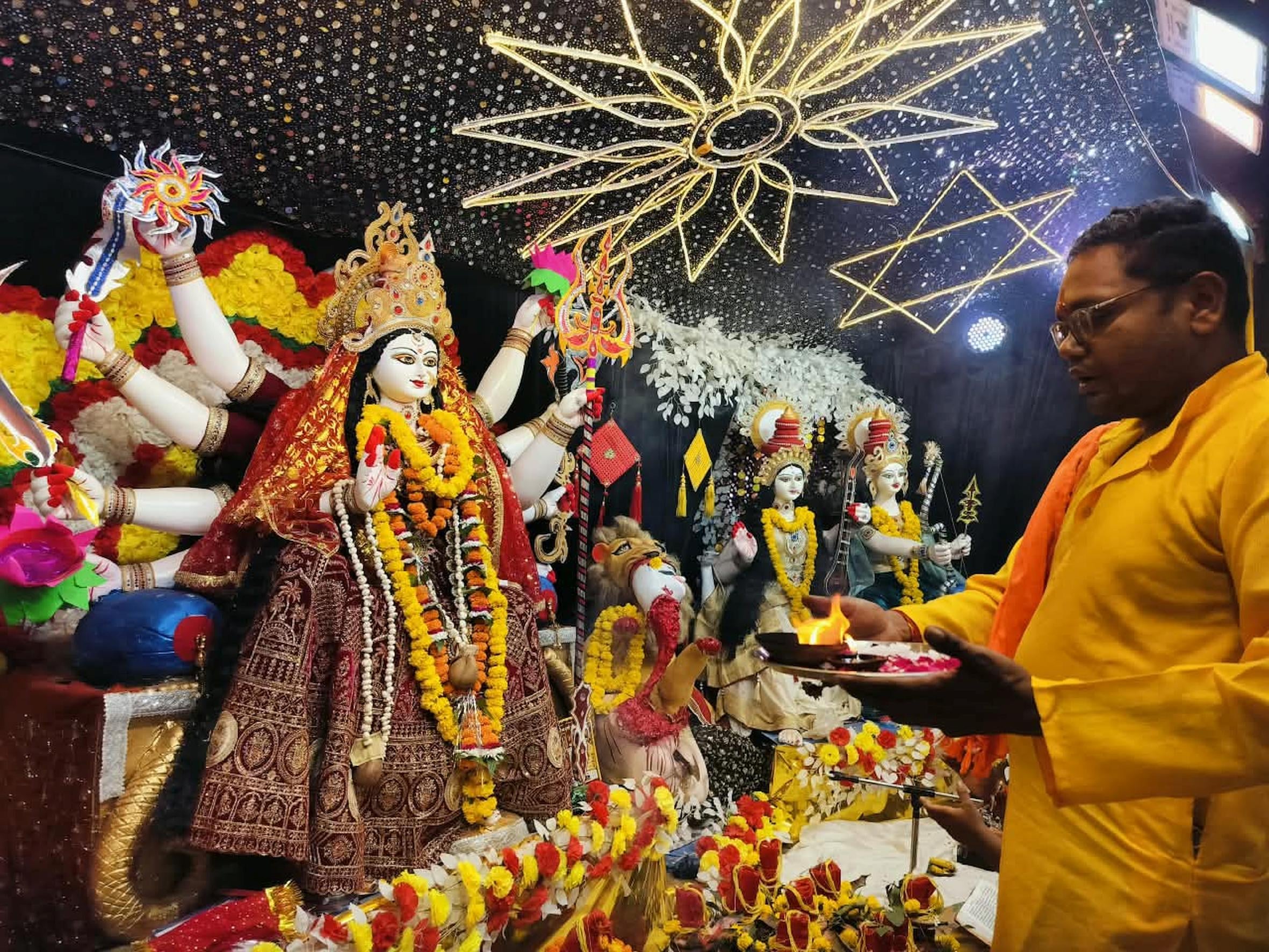 मां की पूजा करते श्रद्धालु। मां की पूजा करते श्रद्धालु।