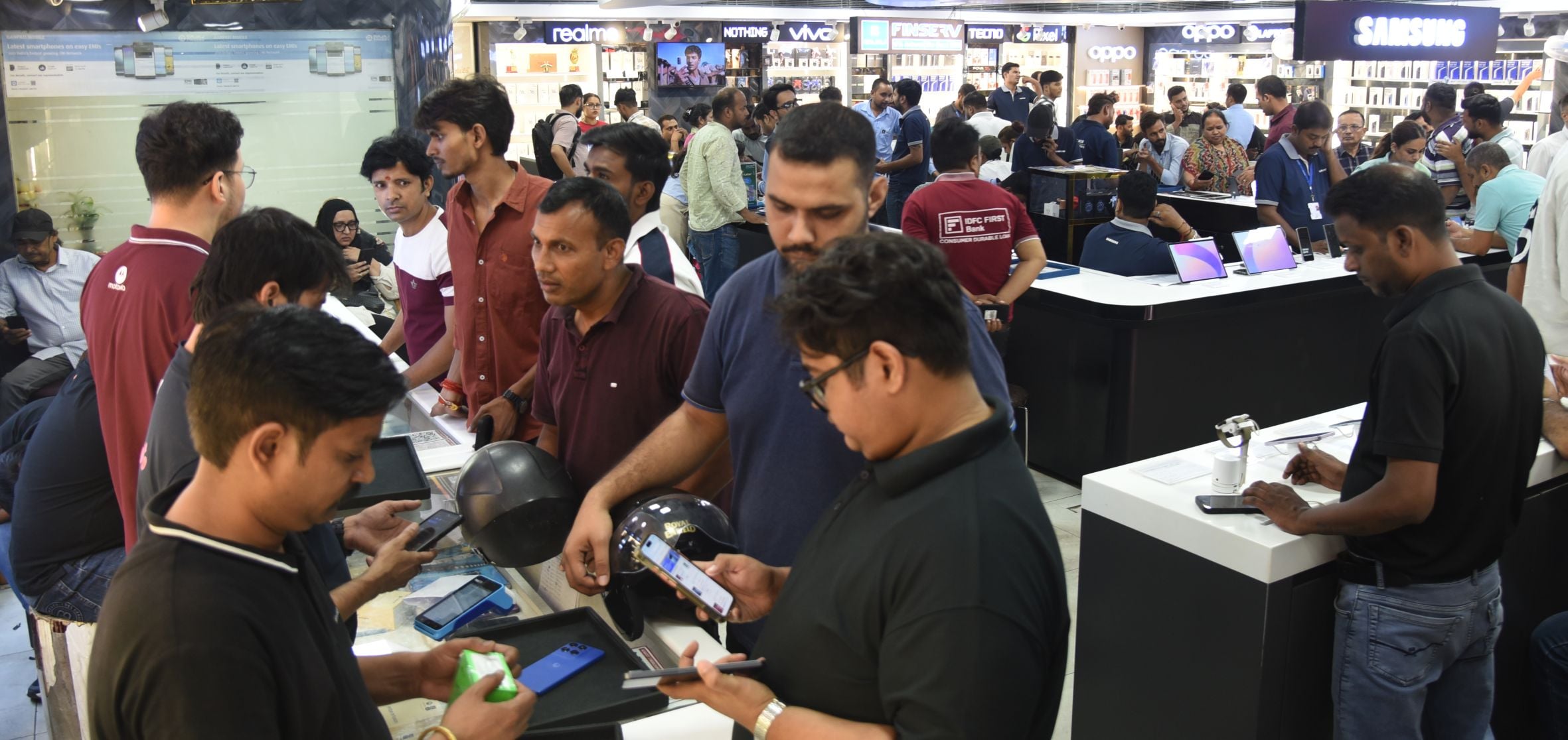 मोबाइल की दुकान में जुटे ग्राहक।