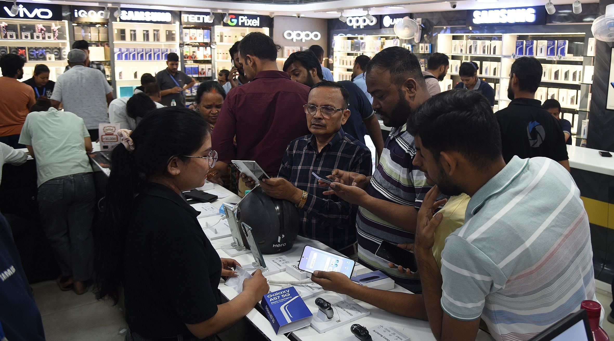 मोबाइल की दुकान में जुटे ग्राहक।