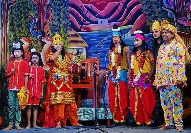मांडा के महेवा में रामलीला का मंचन करते कलाकार। संवाद