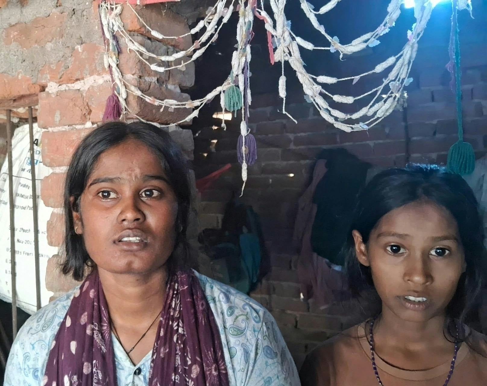 मालीपुर के आजनपारा गांव में दंपति की मौत के बाद विलाप करतीं महिलाएं। संवाद मालीपुर के आजनपारा गांव में दंपति की मौत के बाद विलाप करतीं महिलाएं। संवाद