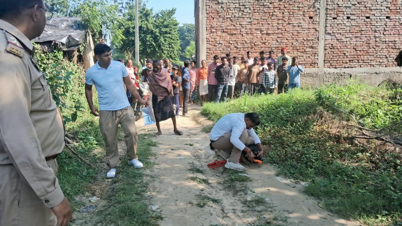 मालीपुर के आजनपारा गांव में दंपति की मौत के बाद विलाप करतीं महिलाएं। संवाद मालीपुर के आजनपारा गांव में दंपति की मौत के बाद विलाप करतीं महिलाएं। संवाद