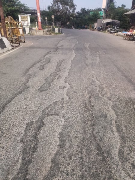 निशातगंज की बदहाल सड़कें।