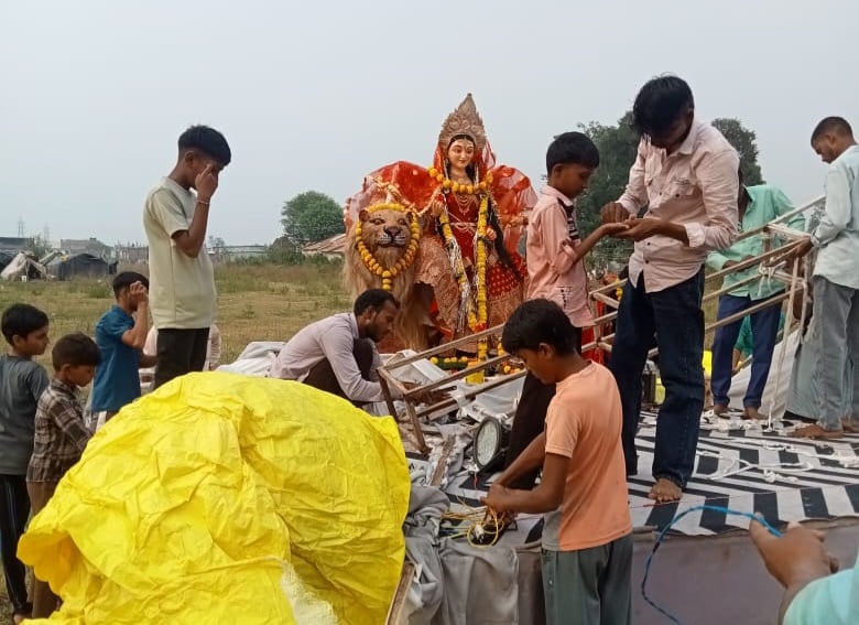 नवमी के पावन आयोजन के बीच अफरा-तफरी, विसर्जन की भी चल रही थी तैयारी