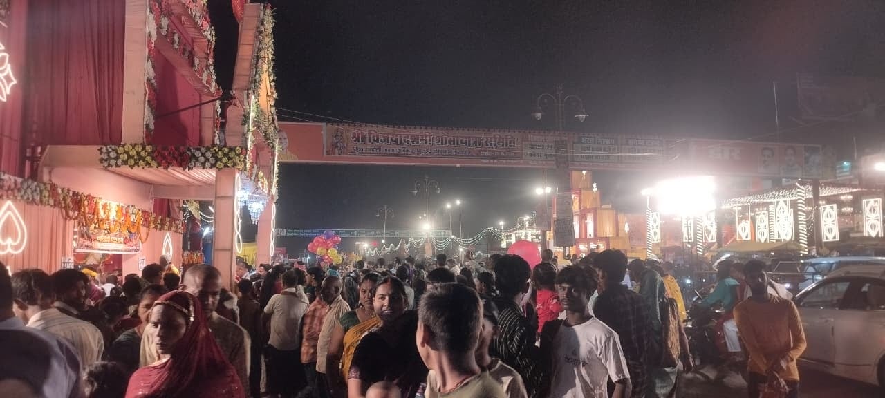 पीडीडीयू नगर के परमार कटरा वाली गली में पंडाल देखने को उमड़ी भीड़। संवाद पीडीडीयू नगर के परमार कटरा वाली गली में पंडाल देखने को उमड़ी भीड़। संवाद