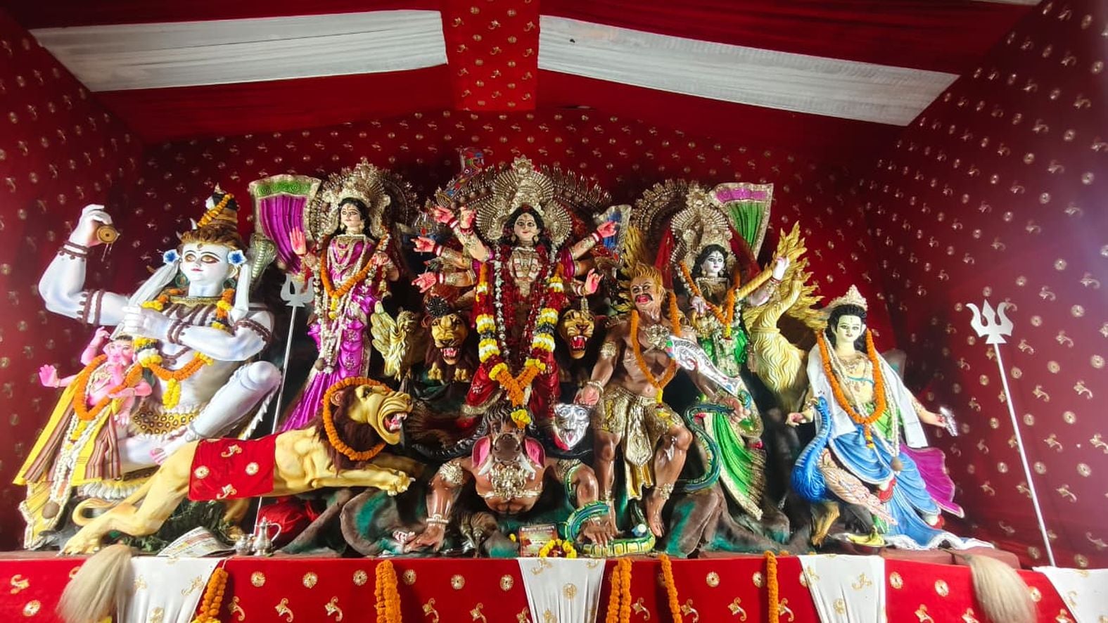 पुलिस लाइन परिसर में मां भगवती का नेत्र पूजन करते एसपी विनीत जायसवाल। स्रोत-सोशल मीडिया पुलिस लाइन परिसर में मां भगवती का नेत्र पूजन करते एसपी विनीत जायसवाल। स्रोत-सोशल मीडिया