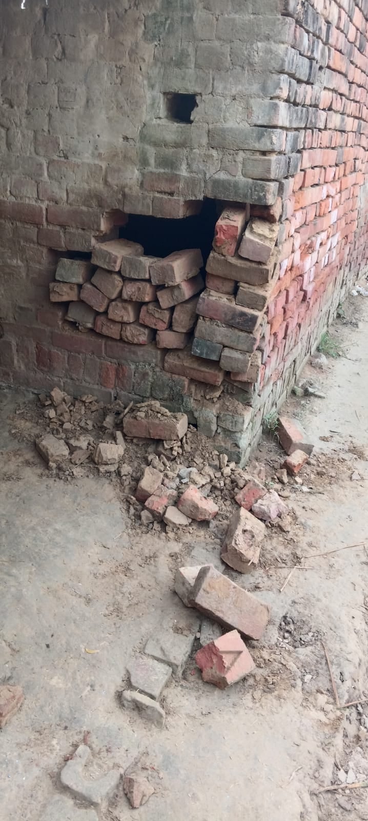 पन्नोई गांव दीवार में काटी गई सेंध और टूटा ताला पड़ा बक्सा। स्रोत गृहस्वामी पन्नोई गांव दीवार में काटी गई सेंध और टूटा ताला पड़ा बक्सा। स्रोत गृहस्वामी
