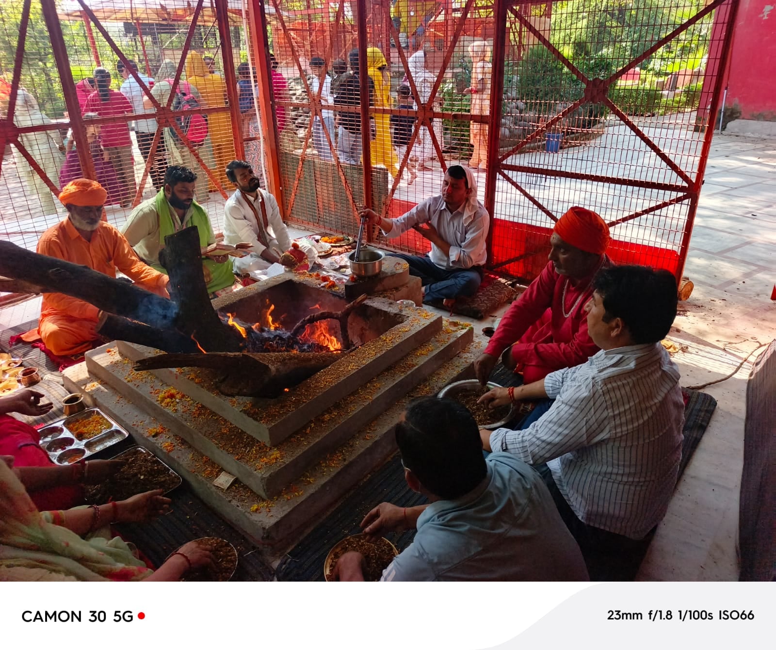 प्राचीन जयंती माता शक्तिपीठ मंदिर में कन्या पूजन करते आयोजक स्रोत संवाद प्राचीन जयंती माता शक्तिपीठ मंदिर में कन्या पूजन करते आयोजक स्रोत संवाद