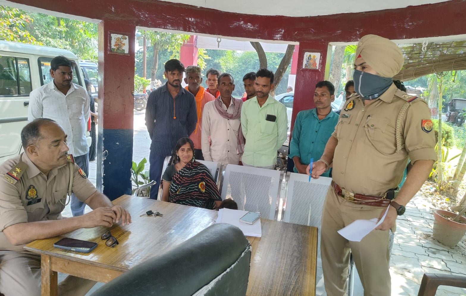 पति व बेटे की मौत से बदहवास अनीता देवी को मसौली थाने लाया गया। पति व बेटे की मौत से बदहवास अनीता देवी को मसौली थाने लाया गया।