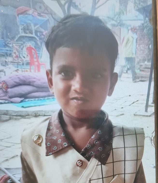 पति व बेटे की मौत से बदहवास अनीता देवी को मसौली थाने लाया गया। पति व बेटे की मौत से बदहवास अनीता देवी को मसौली थाने लाया गया।