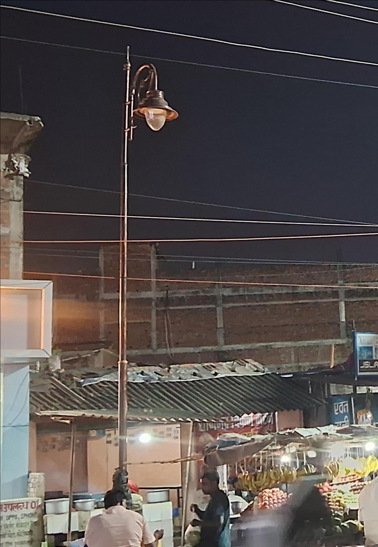 रॉबर्ट्सगंज के सिविल लाइंस रोड पर कचहरी के पास खराब पड़ी लाइटें। संवाद