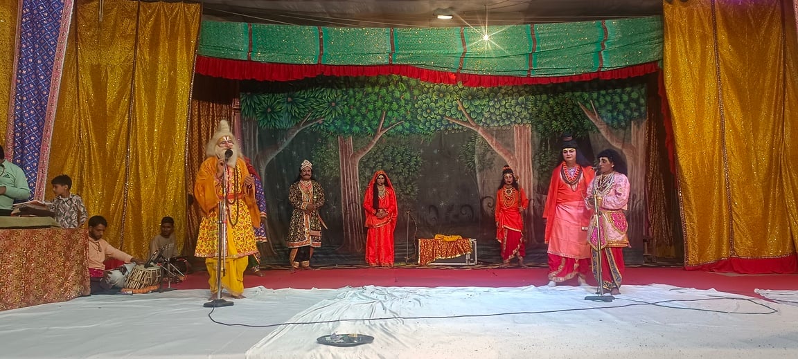 रामलीला मंचन के दौरान कलाकार। विज्ञप्ति रामलीला मंचन के दौरान कलाकार। विज्ञप्ति