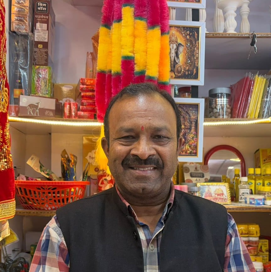 रामनवमी व दशहरे को लेकर दुकानों में खरीदारी करते लोग। संवाद। ग्राउंड रिपोर्ट रामनवमी व दशहरे को लेकर दुकानों में खरीदारी करते लोग। संवाद। ग्राउंड रिपोर्ट