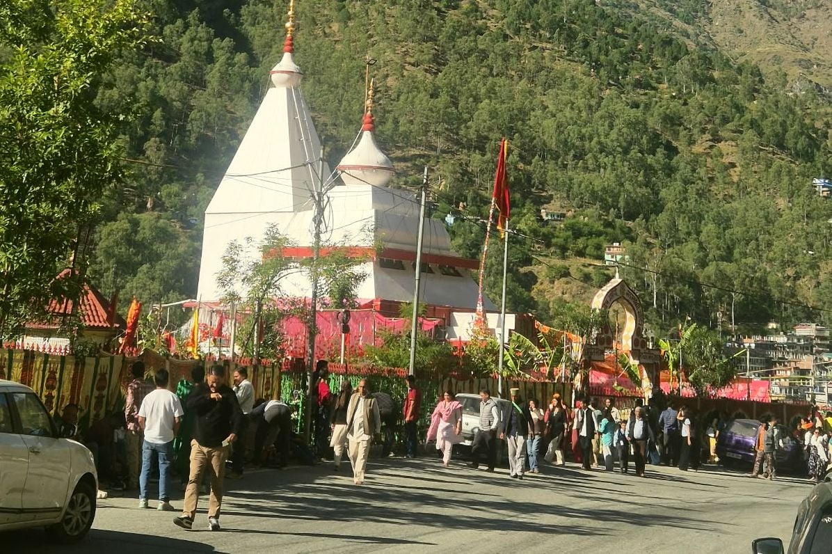 रामपुर के महिषमर्दिनी माता मंदिर में भंडारे का प्रसाद ग्रहण करते श्रद्धालु। संवाद रामपुर के महिषमर्दिनी माता मंदिर में भंडारे का प्रसाद ग्रहण करते श्रद्धालु। संवाद