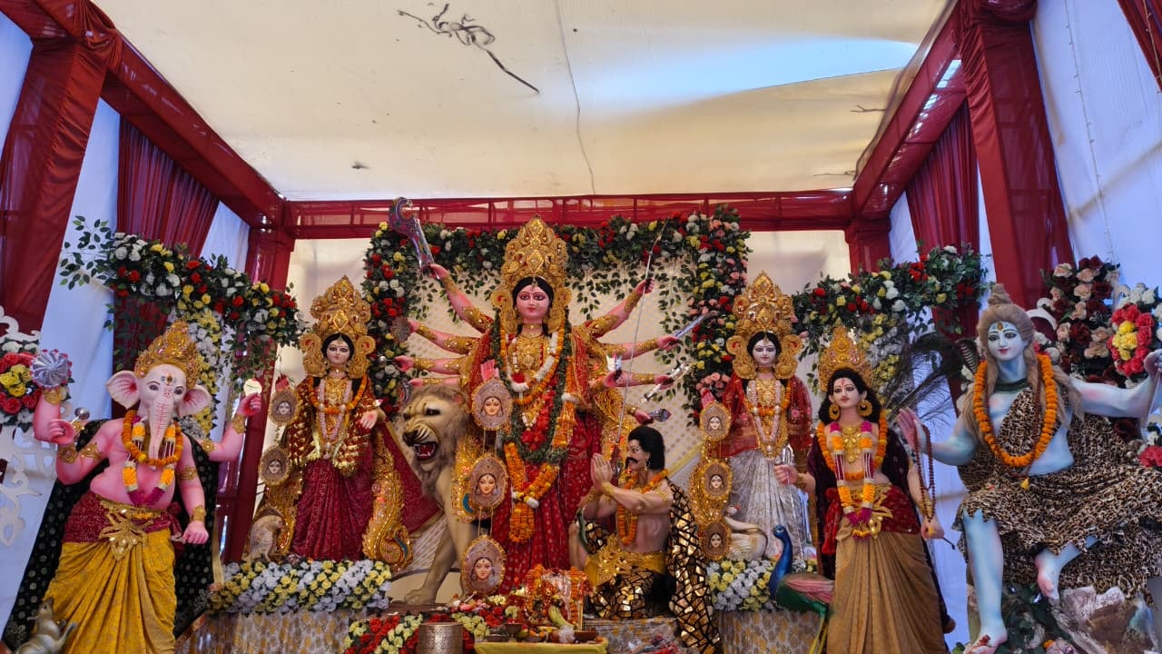 सोनवानी में दुर्गा पंडाल से जुलूस निकालकर भ्रमण करते पूजा समिति के लोग। वीडियो ग्रैब