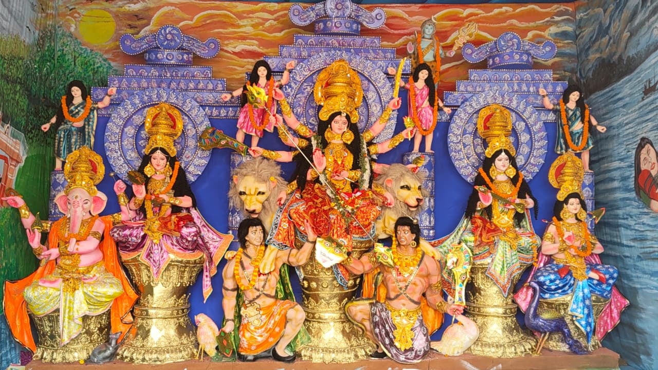 सोनवानी में दुर्गा पंडाल से जुलूस निकालकर भ्रमण करते पूजा समिति के लोग। वीडियो ग्रैब