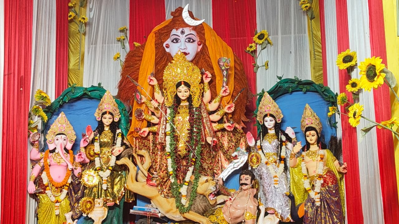 सोनवानी में दुर्गा पंडाल से जुलूस निकालकर भ्रमण करते पूजा समिति के लोग। वीडियो ग्रैब