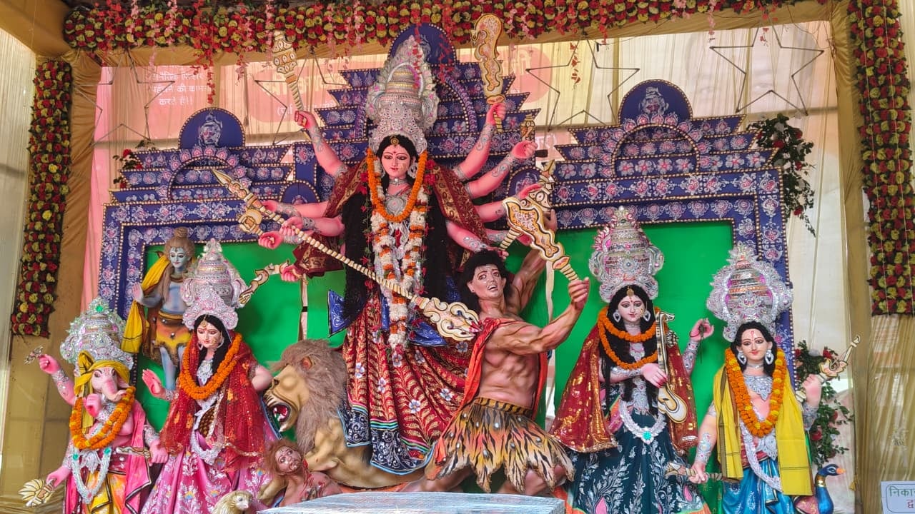 सोनवानी में दुर्गा पंडाल से जुलूस निकालकर भ्रमण करते पूजा समिति के लोग। वीडियो ग्रैब