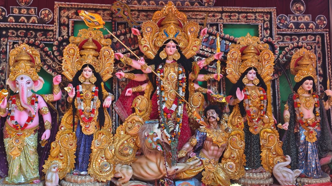 सोनवानी में दुर्गा पंडाल से जुलूस निकालकर भ्रमण करते पूजा समिति के लोग। वीडियो ग्रैब