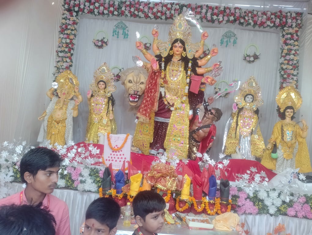 सोनवानी में दुर्गा पंडाल से जुलूस निकालकर भ्रमण करते पूजा समिति के लोग। वीडियो ग्रैब