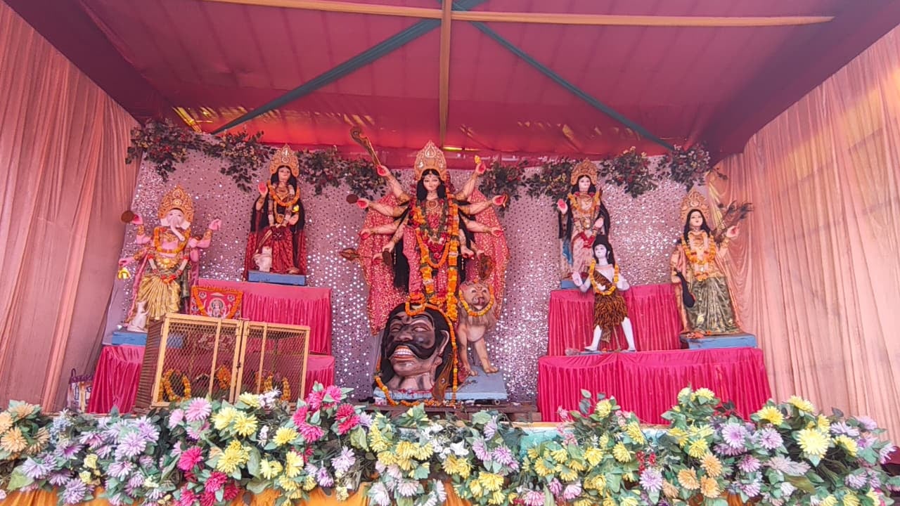 सोनवानी में दुर्गा पंडाल से जुलूस निकालकर भ्रमण करते पूजा समिति के लोग। वीडियो ग्रैब