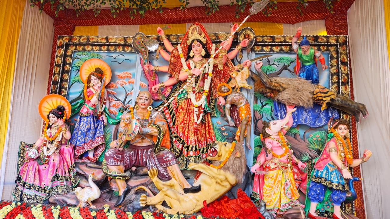 सोनवानी में दुर्गा पंडाल से जुलूस निकालकर भ्रमण करते पूजा समिति के लोग। वीडियो ग्रैब