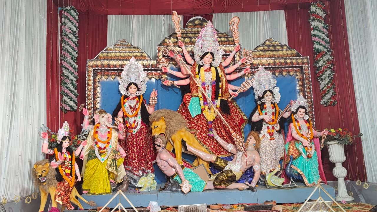 सोनवानी में दुर्गा पंडाल से जुलूस निकालकर भ्रमण करते पूजा समिति के लोग। वीडियो ग्रैब