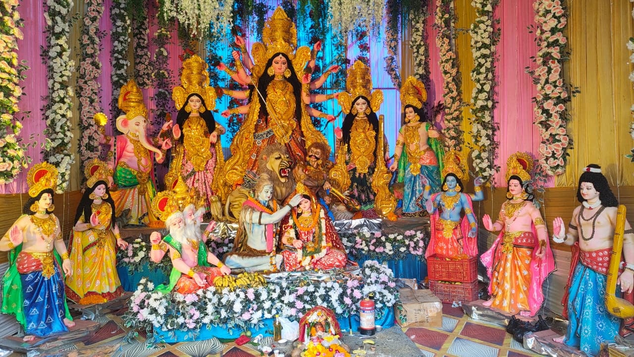 सोनवानी में दुर्गा पंडाल से जुलूस निकालकर भ्रमण करते पूजा समिति के लोग। वीडियो ग्रैब