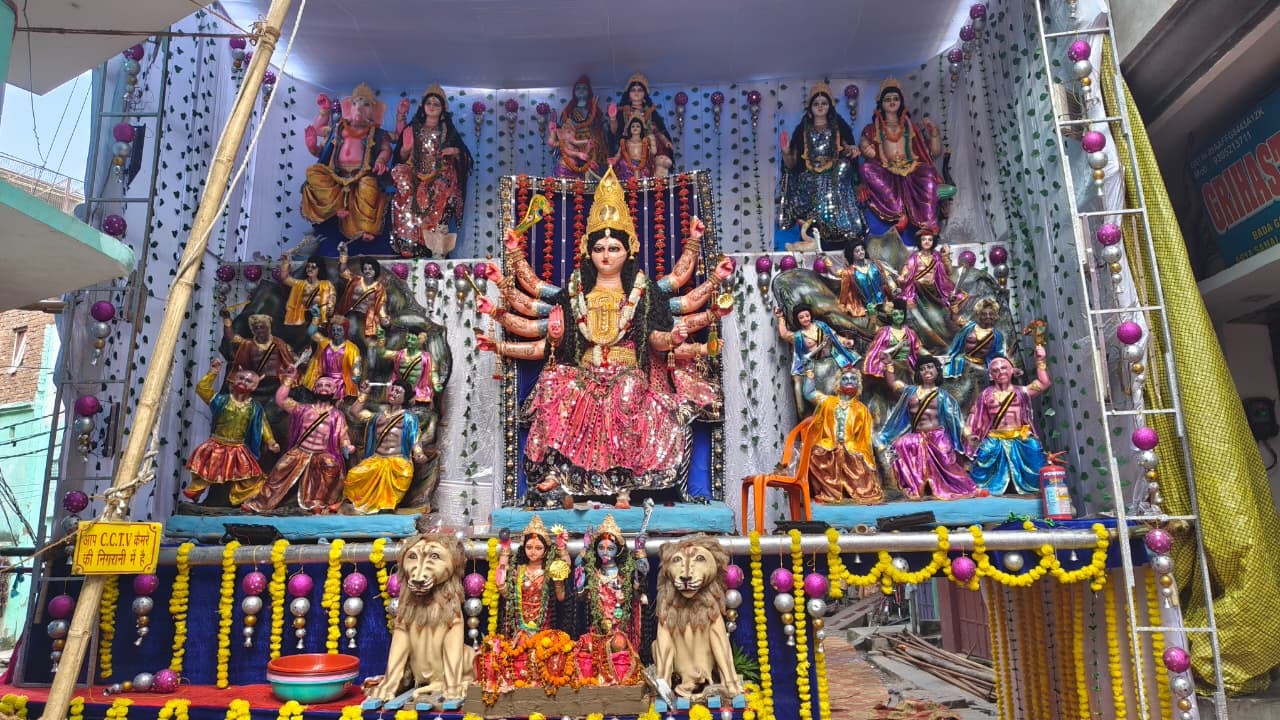 सोनवानी में दुर्गा पंडाल से जुलूस निकालकर भ्रमण करते पूजा समिति के लोग। वीडियो ग्रैब