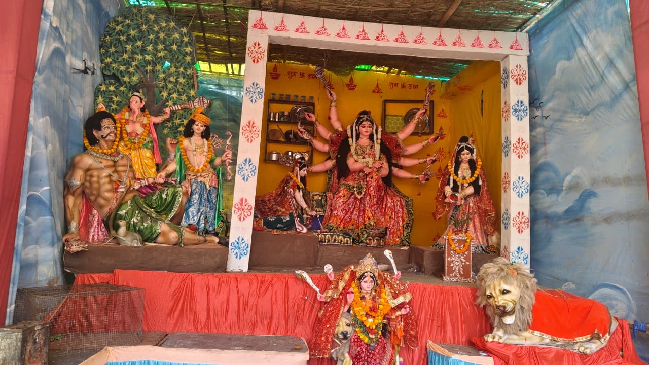 सोनवानी में दुर्गा पंडाल से जुलूस निकालकर भ्रमण करते पूजा समिति के लोग। वीडियो ग्रैब
