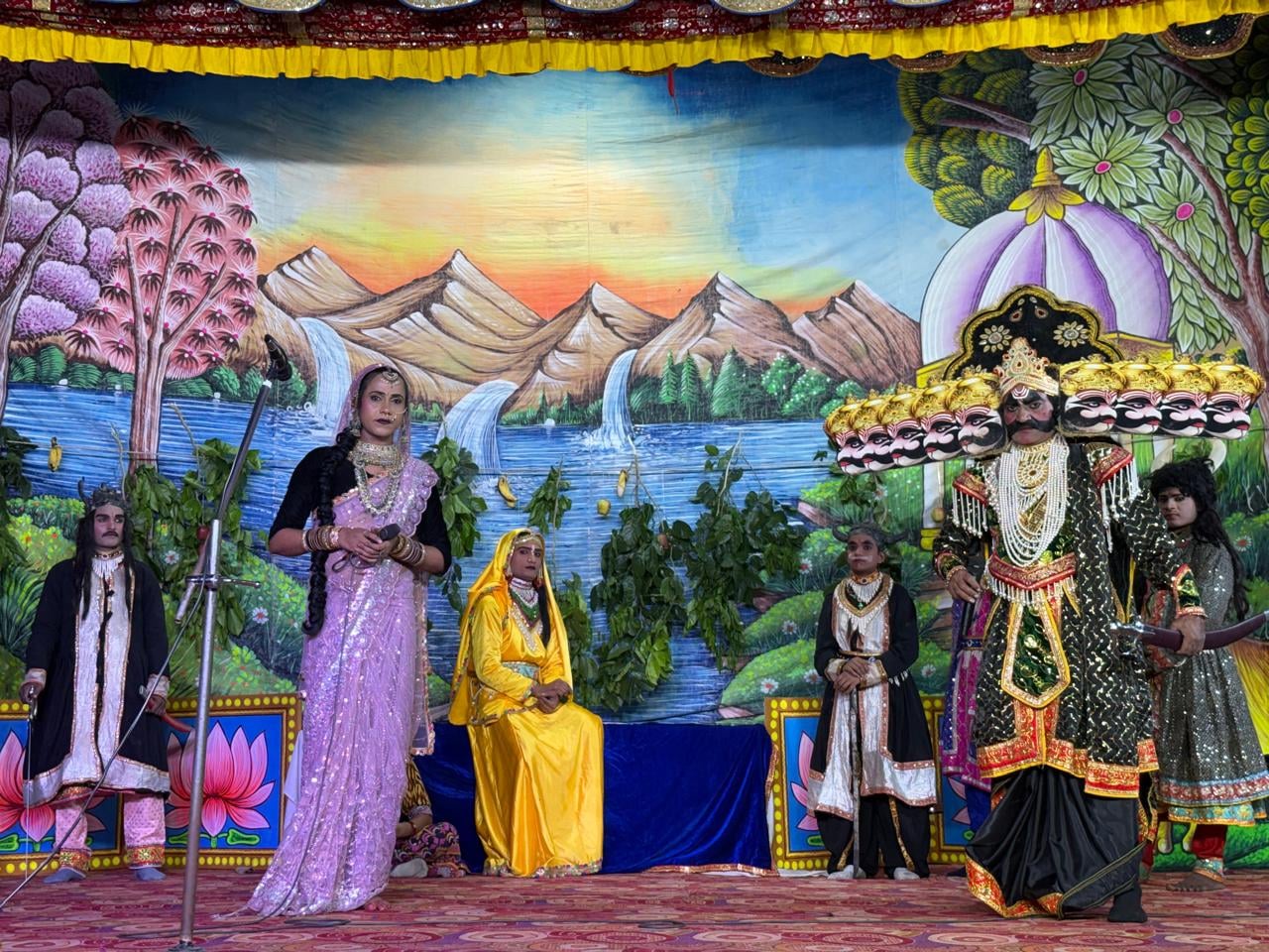 शक्ति क्लब की रामलीला में राक्षसों के वध की लीला में अभिनय करते श्रीराम बने कलाकार : स्रोत आय शक्ति क्लब की रामलीला में राक्षसों के वध की लीला में अभिनय करते श्रीराम बने कलाकार : स्रोत आय