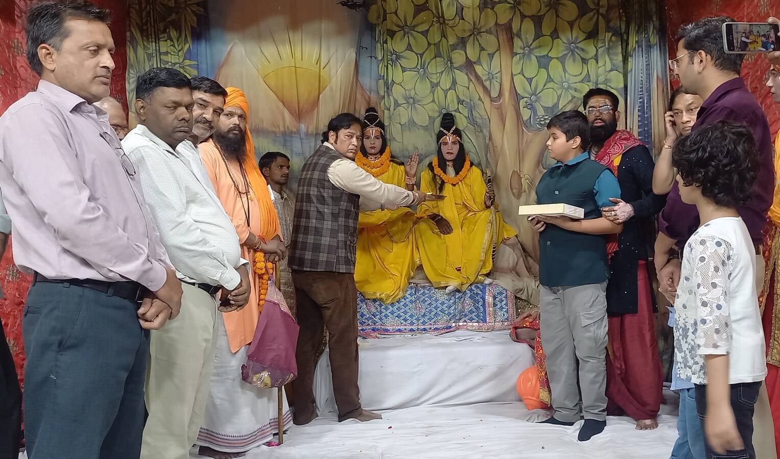 शक्ति क्लब की रामलीला में राक्षसों के वध की लीला में अभिनय करते श्रीराम बने कलाकार : स्रोत आय शक्ति क्लब की रामलीला में राक्षसों के वध की लीला में अभिनय करते श्रीराम बने कलाकार : स्रोत आय
