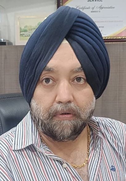 शाहजहांपुर में टाउन हॉल  स्थित बाइक एजेंसी के शोरूम पर दो   पहिया वाहन देखते लोग। संवाद