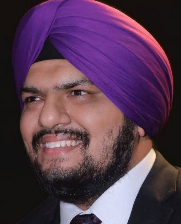 शाहजहांपुर में टाउन हॉल  स्थित बाइक एजेंसी के शोरूम पर दो   पहिया वाहन देखते लोग। संवाद