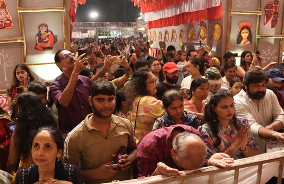 शहर के अलग-अलग इलाकों में लगे दुर्गा पंडालों में दर्शन के लिए पहुंचे भक्त।