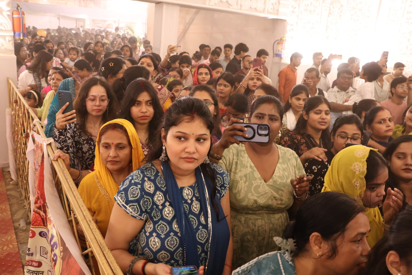 शहर के अलग-अलग इलाकों में लगे दुर्गा पंडालों में दर्शन के लिए पहुंचे भक्त।