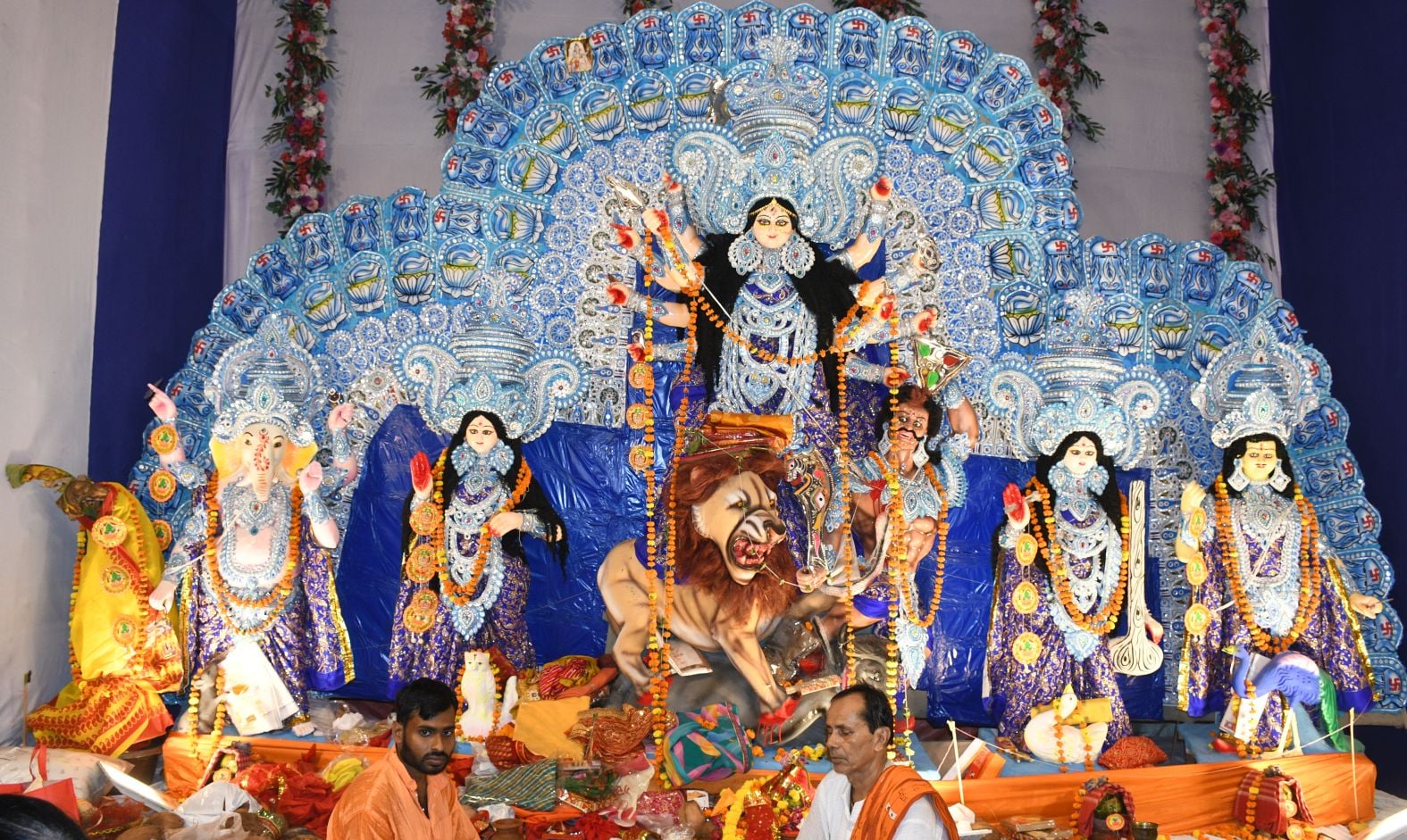शहर के अलग-अलग इलाकों में लगे दुर्गा पंडालों में दर्शन के लिए पहुंचे भक्त।