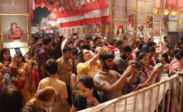 शहर के अलग-अलग इलाकों में लगे दुर्गा पंडालों में दर्शन के लिए पहुंचे भक्त।